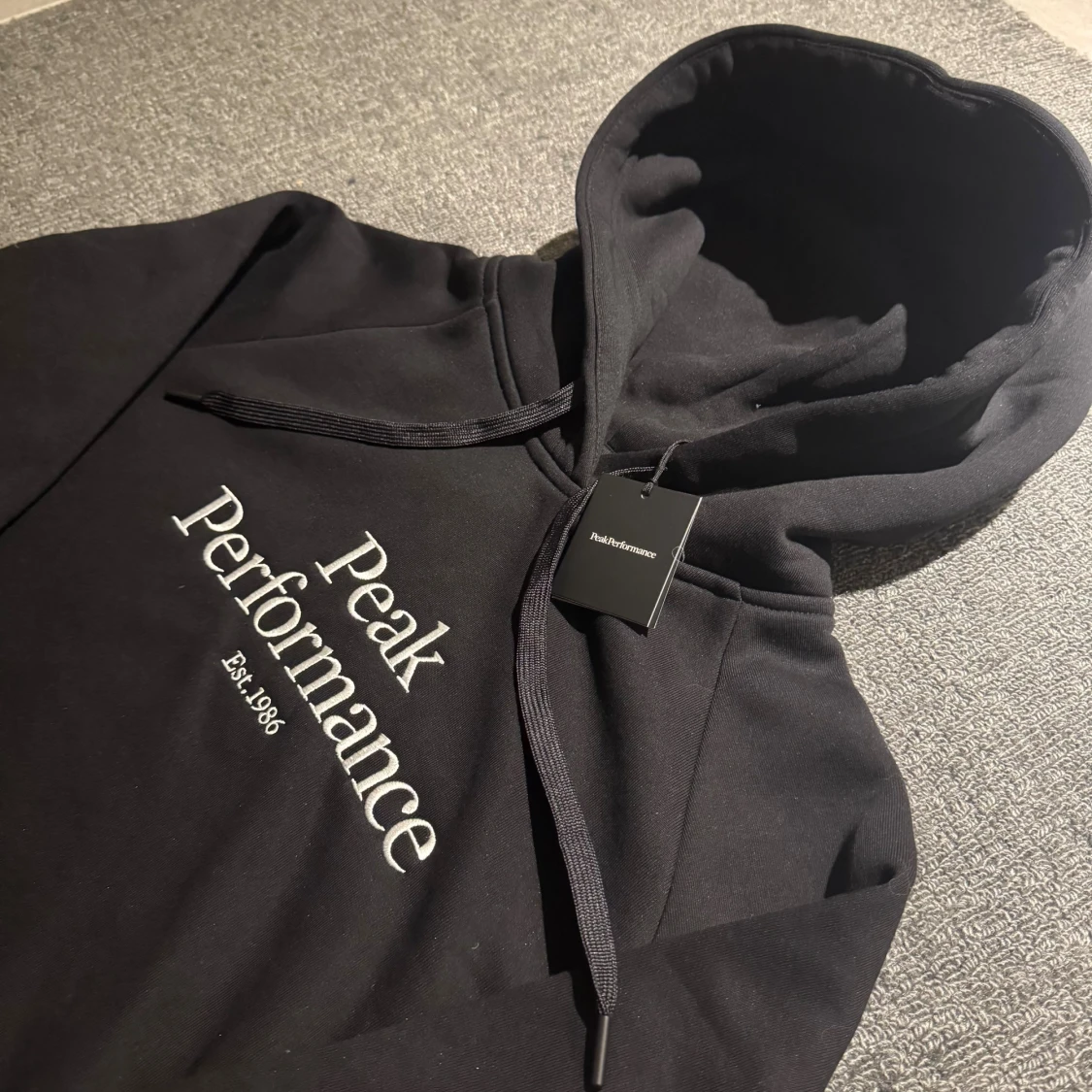 Svart hoodie från Peak Performance - 4