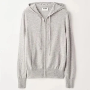 Populär soft goat hoodie  - Populär zip up hoodie I cashmere från soft goat i storlek S/M , säljer då den inte kommer till någon användning ☺️ Tröjan har en defekt att tyget på zip upen har gått av lite , skriv för bild !! 