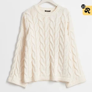 Vit stickad tröja från Gina Tricot - Säljer en vit stickad tröja från Gina Tricot med grovt flätmönster. Tröjan har rund hals, långa ärmar och ribbade muddar. Den är loose fit och supermysig för kyliga dagar. Perfekt att matcha med jeans eller kjol för en chill look.