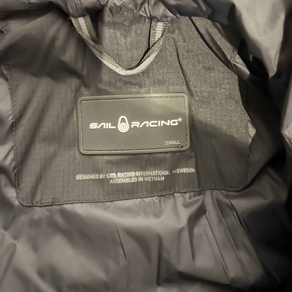 Svart dunjacka från Sail Racing - 3