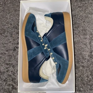 Mörkblå masion margiela gats - Säljer dessa Mörkblå Margiela gats storlek 43.