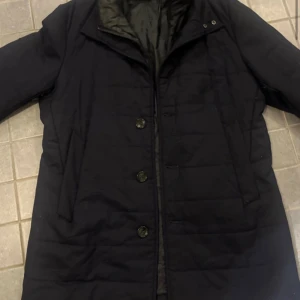 Jacka från Boggi Milano - Stilren mörkblå jacka från Boggi Milano i italiensk design.  Passar M/L