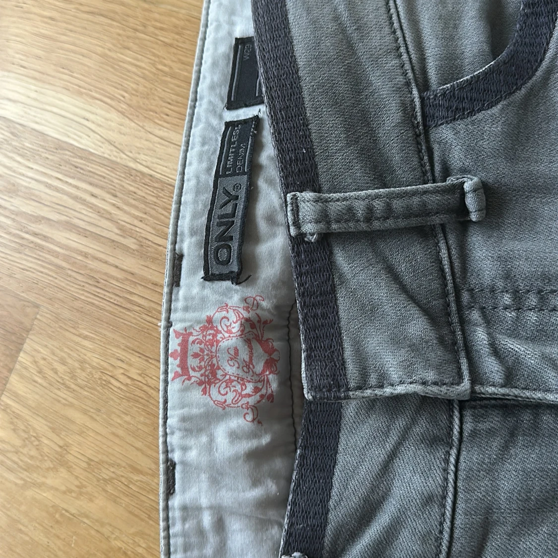 Gråa lådmidjade jeans - 3