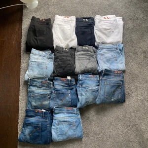 Dondup George jeans  - ✨ Säljer flera par riktigt snygga Dondup jeans – modell George ✨ Alla är i toppskick (10/10), använda max 1–2 gånger.  📏 Storlekar: 30-35 🎨 Färger: Svart, vit, grå, ljusblå, mörkblå 💰 Pris: 999 kr/st (nypris betydligt högre)  Sjukt bra passform och kvalité. Passa på innan de försvinner – först till kvarn gäller! 💥