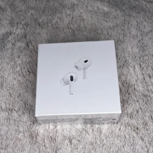 AirPods Pro (2nd generation)   Kvitto finns  - Helt nya Apple AirPods Pro (2nd generation) med MagSafe-laddningsetui (USB-C). Oöppnad originalförpackning. Aktiv brusreducering, transparensläge och adaptiv EQ för bästa ljudupplevelse. Perfekt för både iPhone och andra Apple-enheter. (Kvitto finns) 