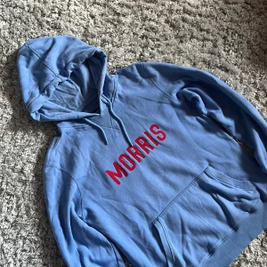 Morris Hoodie - Säljer denna riktigt snygga Morris hoodien i storlek small. Den är i bra skick utan defekter. Bara att skriva över frågor och funderingar.