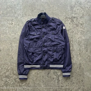 Moncler ”delonix” jacka - Säljer denna snygga moncler jacka! | Storlek 5, passar medium/large | Skick: 9/10, som ny | kvitto från vestiaire medföljer | Pris: 2500kr, nypris närmre 8 000kr