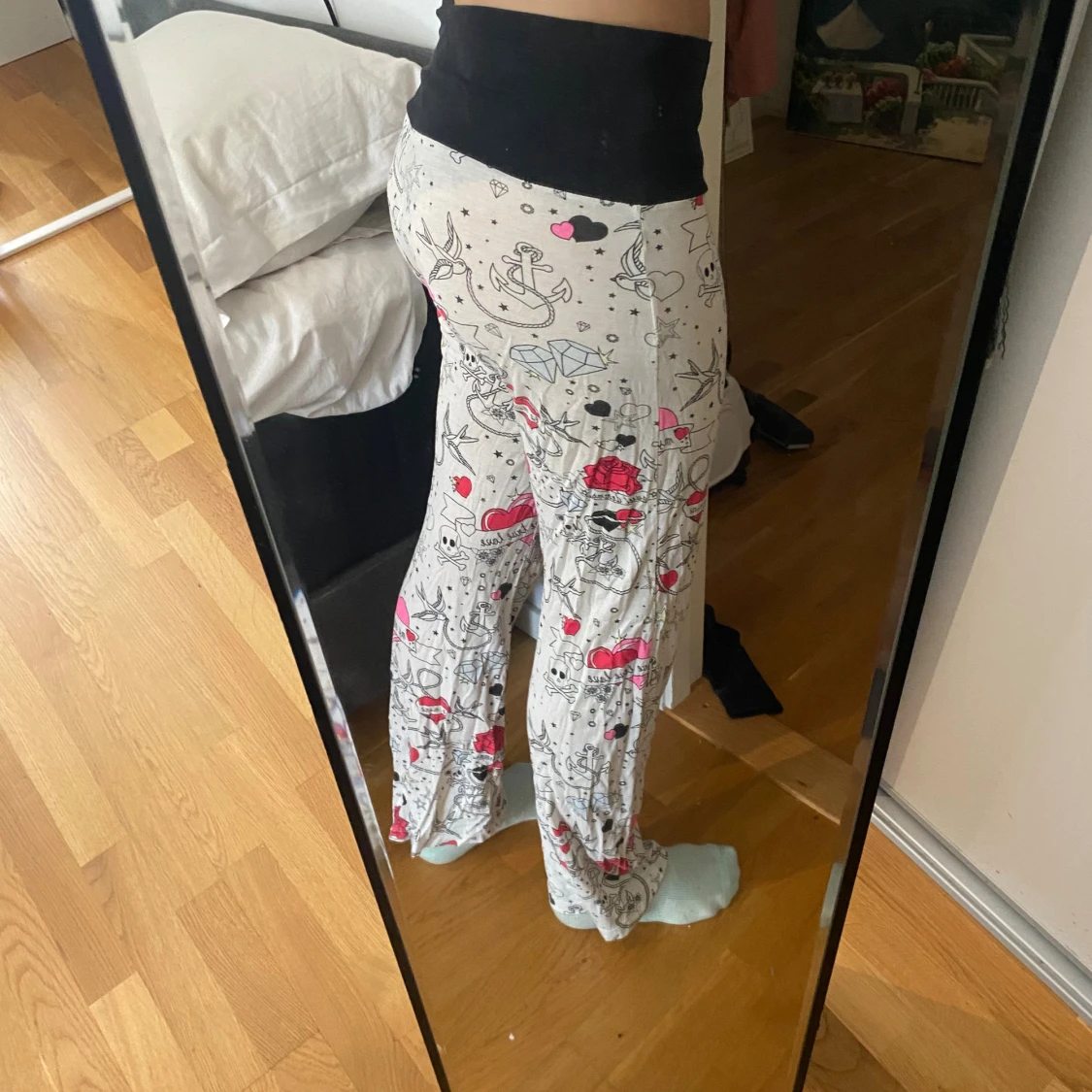 Mönstrade mjukisbyxor med hjärtan och rosor - 2