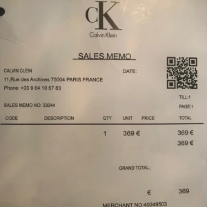 Svart t-shirt Calvin Klein  - Svart t-shirt från Calvin Klein Jeans med rött broderat ck-logo på bröstet och röda detaljer längs ärmarna. Klassisk passform och rund halsringning. Perfekt för dig som gillar stilrena och trendiga plagg med tydlig logga.