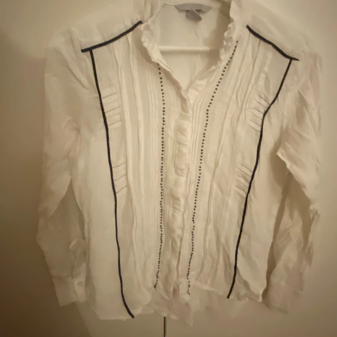 Vit skjorta med svarta detaljer H&M