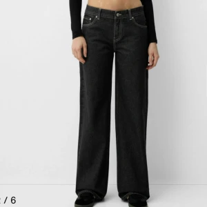 Mörkblåa low waist wide jeans  - Snygga mörkblåa jeans med breda ben. Lågmidjade jeans, som är trendig just nu. Helt oanvända, inte ens provat på. 