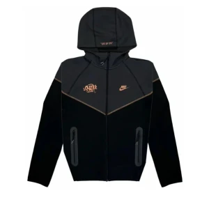 Svart Nike hoodie med dragkedja SynaWorld X Nike  - Svart hoodie från Nike med bronsfärgade detaljer och logga på bröstet. Tröjan har hel dragkedja, huva och två fickor med dragkedja. Snygg design med kontrastsömmar och texten 'LIFE OF SYN' på huvan. Perfekt för en sportig och street-inspirerad stil. Nike colab med central C märket SynaWorld 