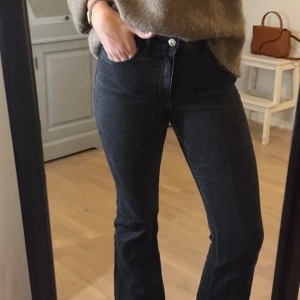 Jeans  - Säljer dess supersnygga jeans från mango i storlek 34. Mycket bra skick! Använda fåtal gånger. Perfekta i längden för mig som är 170 
