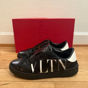 Valentino open sneakers  - Säljer nu dessa fina valentino skor | Väldigt fint skick | Storlek 40,5 | Kommer med box,valentino kort och äkthetsbevis | Hör gärna av er vid frågor eller funderingar 