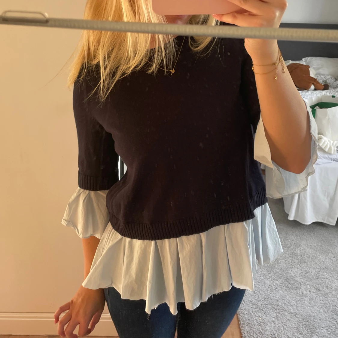 Svart tröja med volangdetaljer