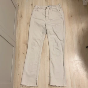  Beigea flared jeans från Zara - Jätte bra material