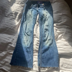 Snygga Low waist Bootcut jeans - Säljer dessa as snygga blåa jeans eftersom de var för små för mig. Midjemått är 35cm rakt över och innerbenslängd är 71cm.
