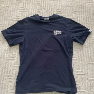 Billionaire Boys Club t-shirt S -  t-shirt från Billionaire Boys Club i storlek S. Klassisk passform med korta ärmar och rund hals. Tryck med logga på bröstet. Tillverkad i 100% bomull för en skön känsla. Perfekt för dig som gillar streetwear och vill ha en stilren look. 3 små hål på ryggen som inte märks av, vid frågor eller funderingar tveka inte på att skriva! Priset är inte hugget i sten!