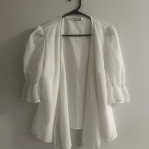 Omlott topp - Säljer den a jättefina omlott toppen/blusen! endast använd ett fåtal gånger!💕 Superfina puffiga ärmar! Inga defekter🙏🏻