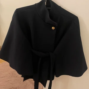 Missay poncho blair i färgen navy  - Använd några gånger, Jätte fin jacka! Säljer då den inte kommer till användning längre 