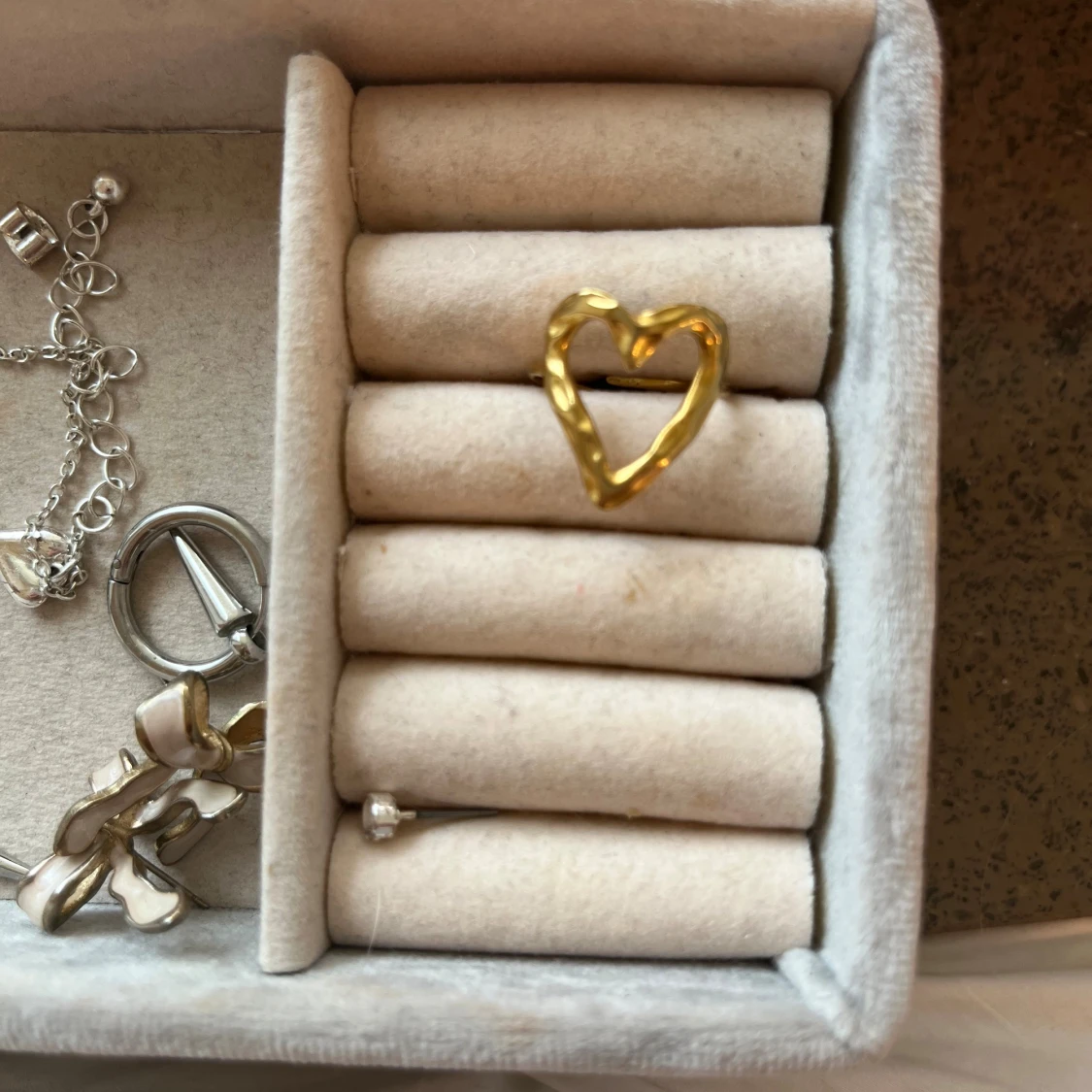 Guldig hjärtformad ring