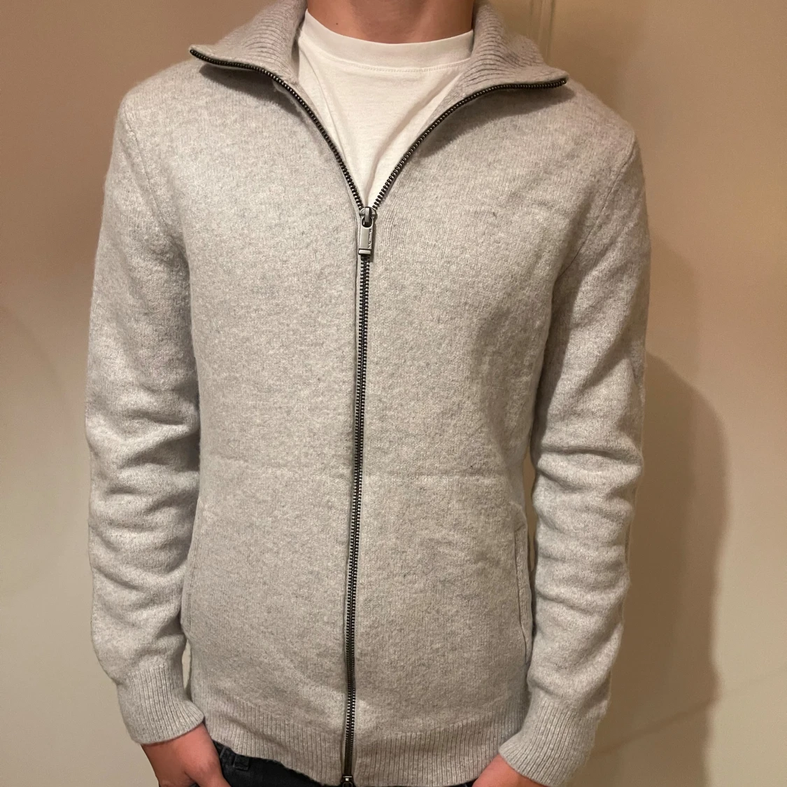 Ljusgrå kofta med dragkedja