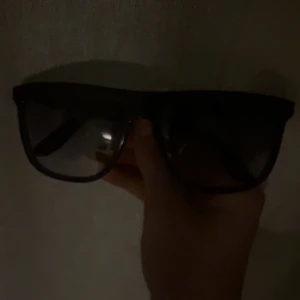 Svarta Carrera 5003 glasögon - Säljer ett par svarta Carrera 5003 glasögon med coola detaljer på skalmarna. Bågarna har en sportig vibe och är tillverkade i lätt syntetmaterial. Modellnumret är tydligt markerat på insidan av skalmen. Perfekt för dig som gillar stilrena och moderna accessoarer.