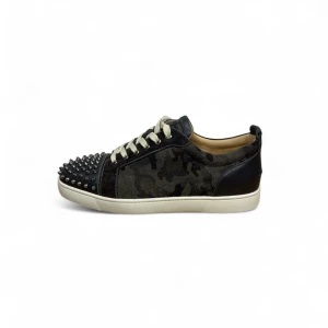 Christian Louboutin Sneakers - Säljer nu dessa Camo Loubs || 10/10, Brand New || Size EU 44 || Allt medföljer- Box, Dusbag, Skosnöre, Nitar || Givetvis autentiska, registrerat UF företag som garanterar äkthet. Över 100+ referenser i Sveriges största High End grupp.