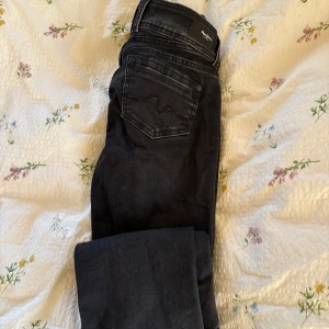 Svarta Pepe Jeans - Säljer ett par svarta jeans från Pepe Jeans med rak passform och midwaist. Storlek: midja 27 och innerbenslängd 34💕sitter perfekt i längd på mig som är 173 cm lång. nypris 1000kr