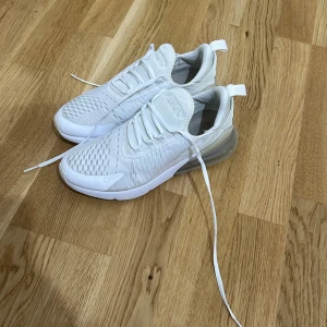 Nike Air Max 270 vita sneakers - Säljer ett par nike air max 270 vita som jag bara använt några gånger och därför är de i ett väldigt bra skick. 