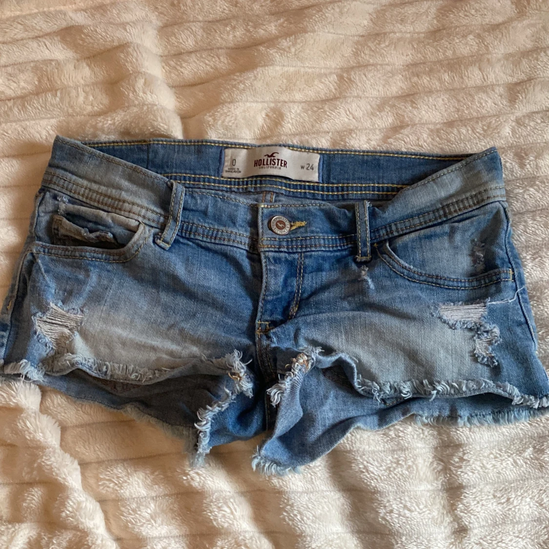 Korta lågmidjade jeansshorts Hollister