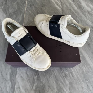 Valentino skor  - Valentino open skor du får med box, nya snörren och även valentino kort. De är såklart äkta!😉          Hör av dig vid funderingar😁 priset är ej hugget i sten