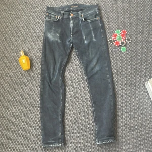 Nudie jeans (Lean Dean) - Säljer nu dessa riktigt feta nudie jeans med sjukt snygga fades! Hårt bruk har lett till sjukt snygga detaljer 😁🙌  Storlek:  W29 L30  Skick: Mycket bra!  Defekter: Hål i höger ficka, gratis att laga på nudie jeans affär🤝  Nypris: 1700 kr  Mitt pris 549 kr  Hör gärna av er vid funderingar 🙌