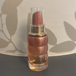 Cacharel lipsill parfym - HELT NY! Oanvänd parfym från cacharel, super söt god doft. NYPRIS 400KR. Påminner lite om dior parfymerna.