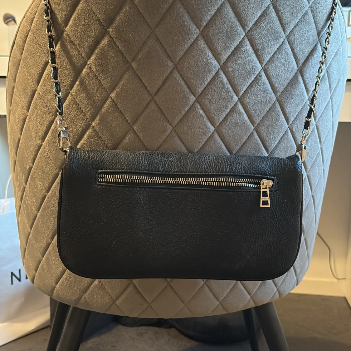 Svart axelväska med kedjerem - 1