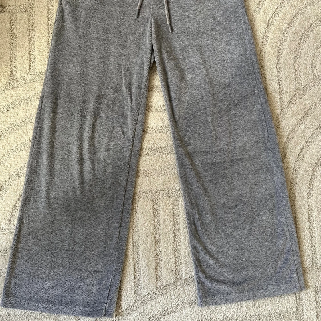 Grå mjukisbyxor med snörning - 1