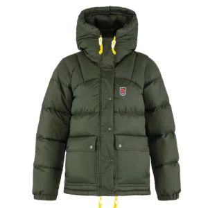 Grön pufferjacka från Fjällräven - Säljer en mörkgrön pufferjacka från Fjällräven. Det är expedition lite modellen. Inga defekter förutom att grejer snörena hänger i är lite mörka i kanterna och sminket i luvan går bort enkelt med sminkbortagning💗💗den är använd typ 1 och en halv vinter