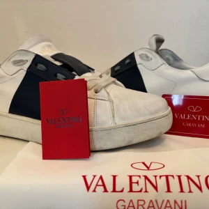 Valentino Garavani Open! - Säljer dessa fräsha valentino opens, har använt de cirka 1 år och tycker dem är jävligt nice. Vill dock köpa ett par nya skor så därför säljer jag. De har inga skador. Lite smutsiga men i övrigt bra skick. En snabb rengöring så blir de riktigt fina. Om ni behöver mer bilder skriv gärna! Ni får också såklart kvitto, box, och alla tillbehör när ni köper!!👍