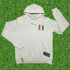 ‼️sällsynt‼️Vit hoodie från A.C.E Collective Evolution - Vit hoodie från A.C.E Collective Evolution med broderad patch på bröstet i rött, blått och guld. Tröjan har huva med snörning, ribbade muddar och detaljer i rött, vitt och blått på snören och nederkant. Skön passform och klassisk streetstil. Den har också den klassiska ”ta bort märket” se sista bilden. Skön och lurvig insida. 1100kr ny när jag köpte den, men finns ej kvar på nån sida alls. 650kr från mig😄