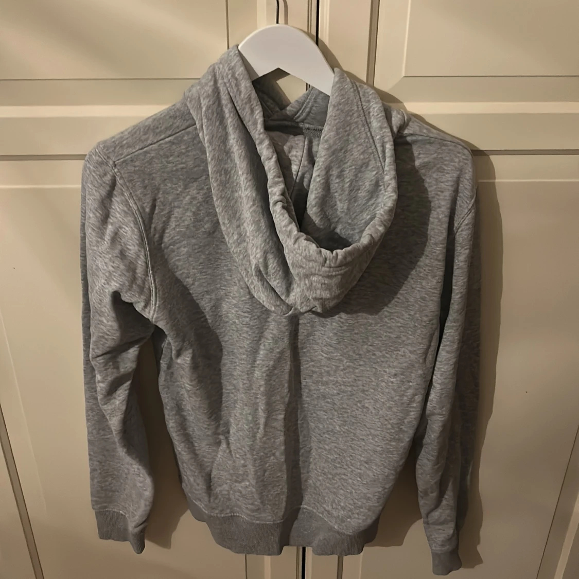 Grå hoodie från Gant med broderad logga - 1