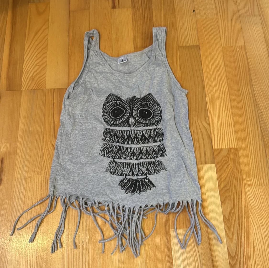 Grå linnetopp med uggletryck Natasha