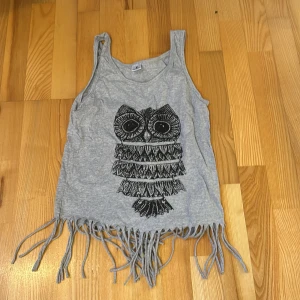 Grå linnetopp med uggletryck Natasha - Skitcoolt linne från natasha. Köpte secondhand men har inte kommit till användning