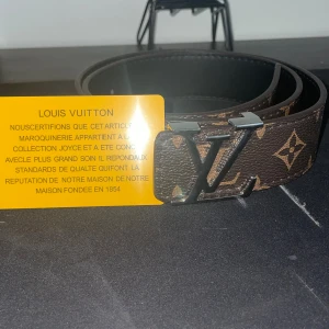 Brunt monogram bälte med silvrig loga - Köpt online men passade tyvärr inte 