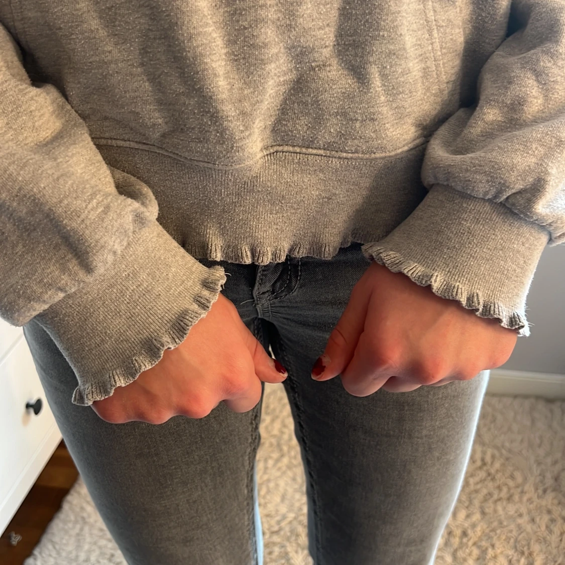 Grå hoodie med volangkant FB Sister - 2