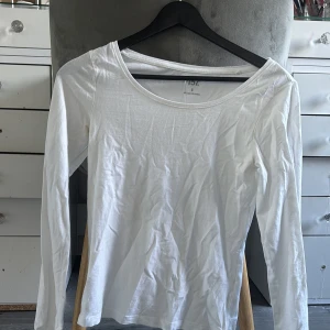 Vit långärmad tröja från lager 157 - En basic vit långärmad tröja från lager 157 med rund halsringning. Tillverkad i mjuk bomull, perfekt att styla lager på lager eller bära som den är. Enkel och stilren design som funkar till det mesta.