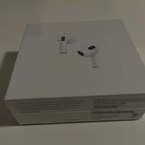 Apple AirPods (3rd generation) med MagSafe-laddningsetui - Helt nya Apple AirPods (3:e generationen) med MagSafe-laddningsetui. Oöppnad förpackning, original och obruten plast. Trådlösa hörlurar med hög ljudkvalitet, enkel parkoppling och lång batteritid. Perfekt för musik, samtal och träning.