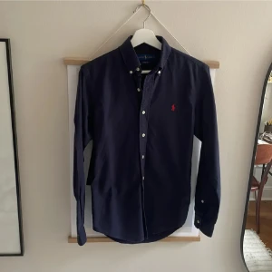 Ralph Lauren skjorta! - Mörk blå Ralph Lauren skjorta i storlek xs i modellen ”costume fit”. Skjortan är knappt använd och i mycket bra skick. Skriv om du har några frågor!