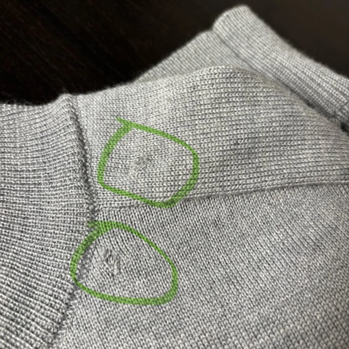 Grå stickad half zip-tröja med brodyr - 3