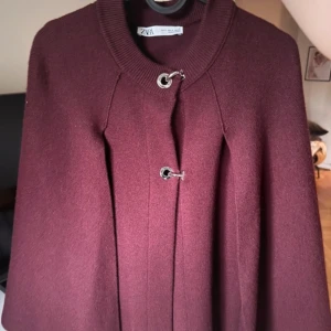 Zara poncho - Burgundy poncho från Zara!❤️ Knappt använd!