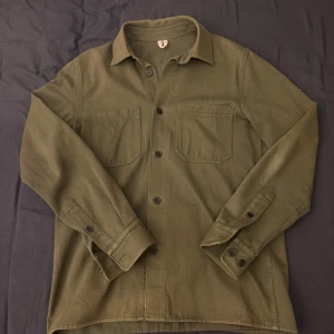 Olivgrön overshirt med fickor - En fet men simpel overshirt som är ifrån arket i färgen olivgrön. Storlek 46 vilket motsvarar M. Är i jättebra skick.